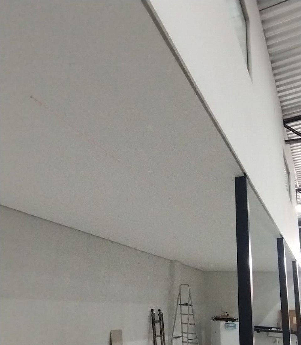 Forro: Construção Civil Revestimento usado no teto para acabamento estético e isolamento térmico/acústico. Pode ser feito de gesso