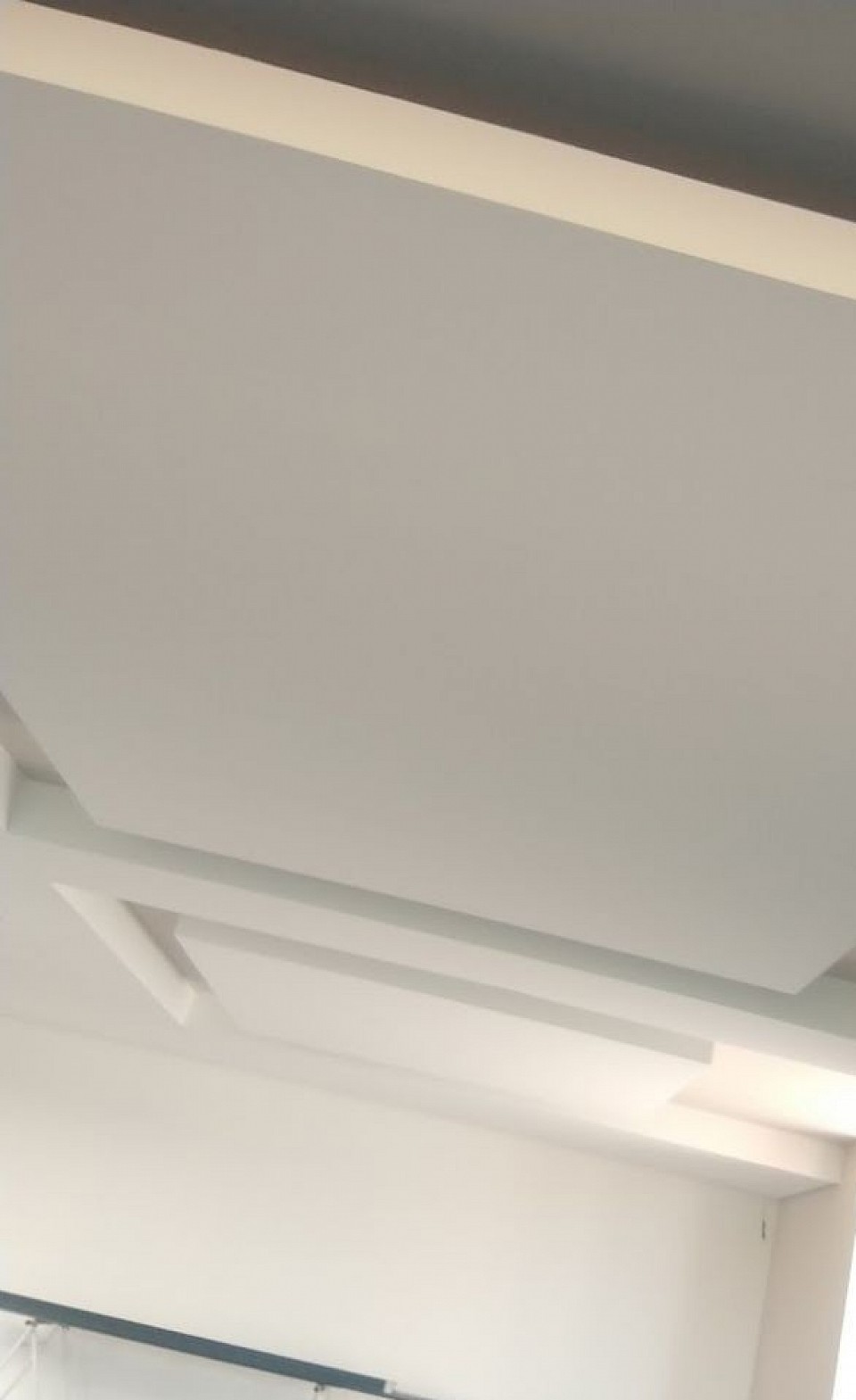 Sancas: Sanca aberta – Deixa um espaço entre a moldura e o teto, permitindo a iluminação indireta. Sanca fechada – Moldura encostada no teto, sem iluminação embutida. Sanca invertida – Abertura voltada para o centro do ambiente, com luz difusa.