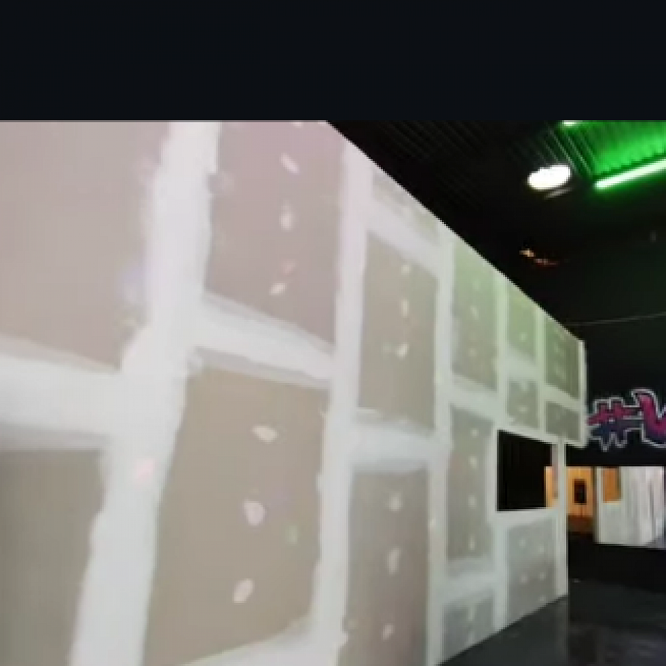 Parede drywal: Uma parede de drywall é uma estrutura leve feita com chapas de gesso acartonado fixadas sobre uma estrutura metálica ou de madeira. É muito usada para dividir ambientes, forros e revestimentos, pois é rápida de instalar, gera pouco entulho e permite passagem de instalações elétricas e hidráulicas.